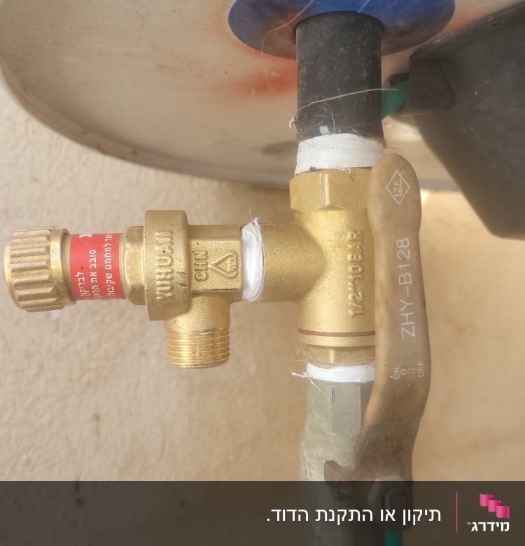 שסתום פליז עם צינור מחובר לדוד שמש